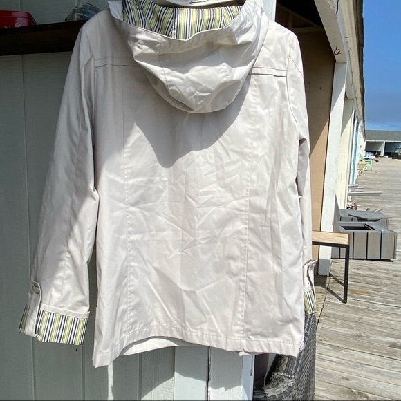 Mackintosh rain jacket with Detachable hood and large pockets. Preppy gear. - Picture 5 of 12